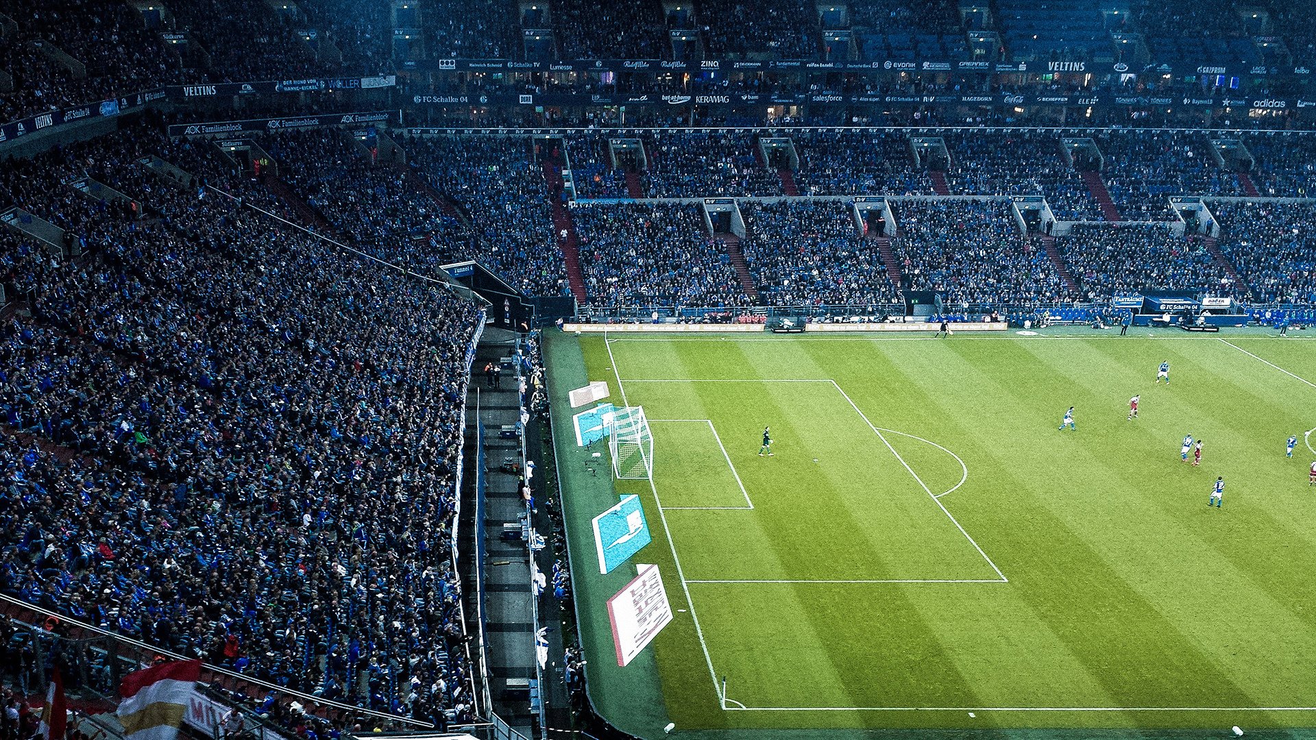 球迷自发制作横幅营造主场气势提升士气